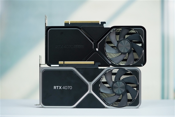 彻底“黑化”！NVIDIA公版RTX 4070 SUPER图赏