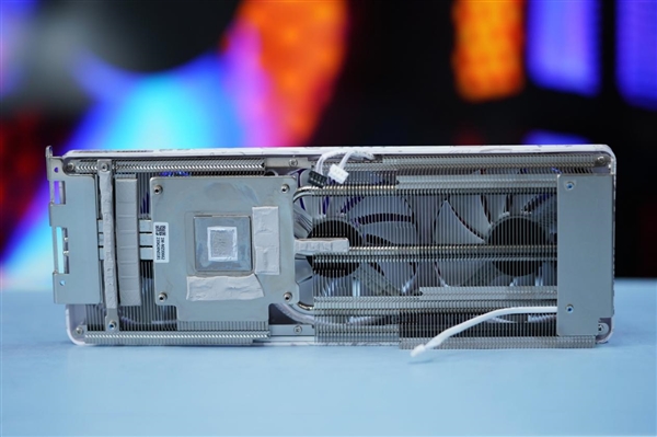 白色机身玩趣十足！索泰RTX 4060 Ti X-GAMING显卡图赏