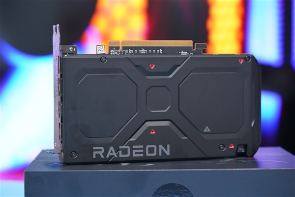 硬刚RTX 4060 Ti!AMD RX 7600图赏