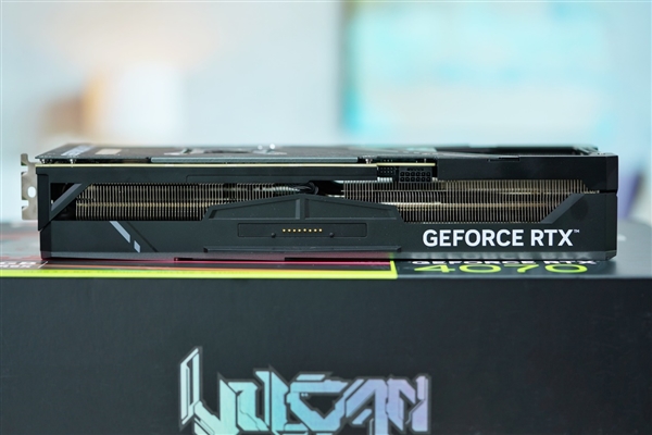 独特磁吸智屏!七彩虹iGame RTX 4070 Vulcan OC显卡图赏