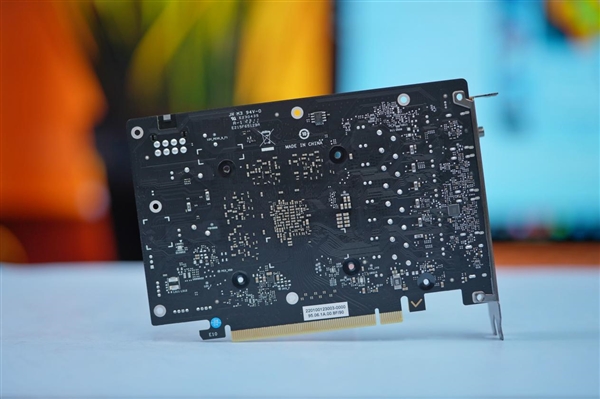 高颜值波普风!七彩虹RTX 4060 Ti Ultra W OC显卡图赏