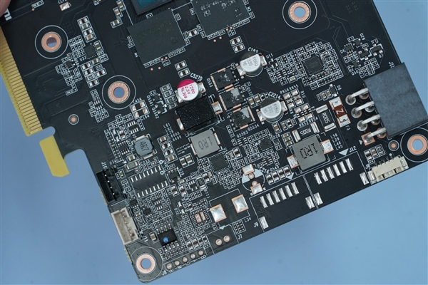白色机身玩趣十足！索泰RTX 4060 Ti X-GAMING显卡图赏