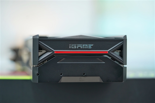 独特磁吸智屏!七彩虹iGame RTX 4070 Vulcan OC显卡图赏