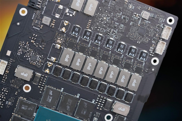 独特磁吸智屏!七彩虹iGame RTX 4070 Vulcan OC显卡图赏