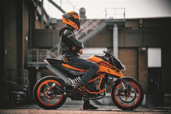 3万9千8！全新KTM 390 DUKE上市：单缸四冲程可弹射起步