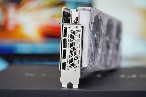纯白机身美翻了!影驰RTX 4070星曜OC图赏