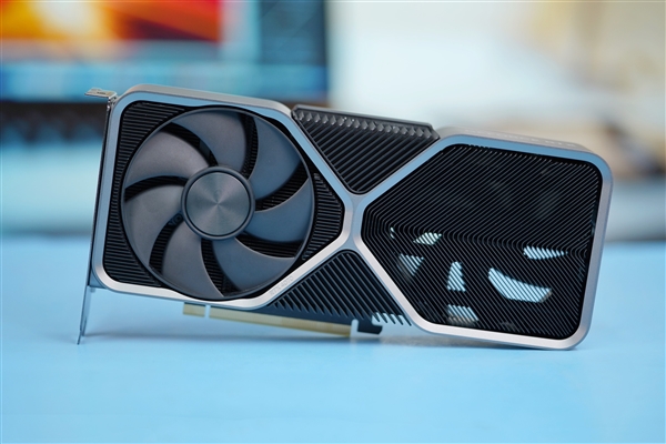 延续4090外观 小巧太多了!NVIDIA RTX 4070公版图赏