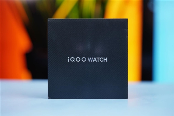 高颜值3D弧面表镜！iQOO WATCH图赏