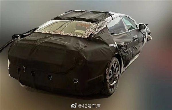 小米汽车全新谍照曝光:定位三厢、车头极长