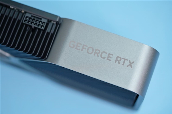 延续4090外观 小巧太多了!NVIDIA RTX 4070公版图赏