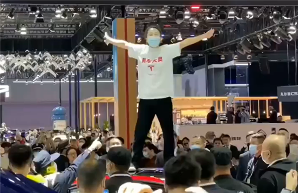 上海车展安检需开包查是否有横幅:避免两年前“特斯拉车顶维权”重现