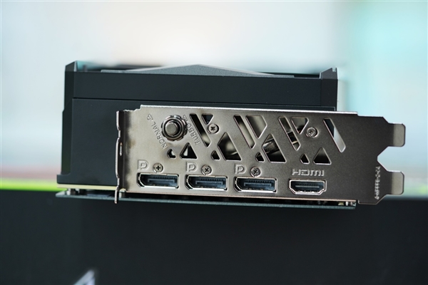独特磁吸智屏!七彩虹iGame RTX 4070 Vulcan OC显卡图赏