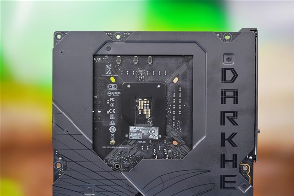 支持14代酷睿！ROG MAXIMUS Z790 DARK HERO主板图赏