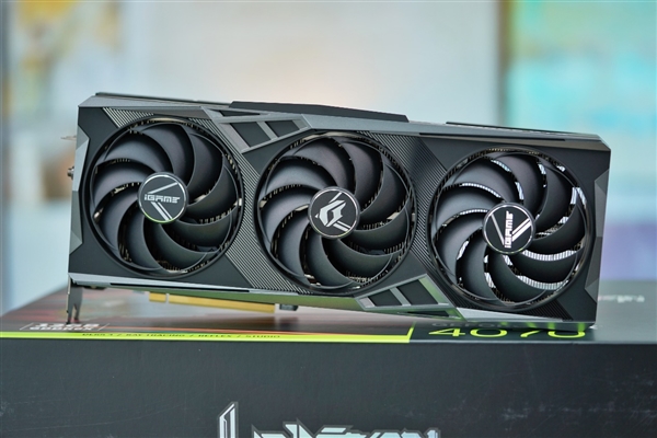 独特磁吸智屏!七彩虹iGame RTX 4070 Vulcan OC显卡图赏