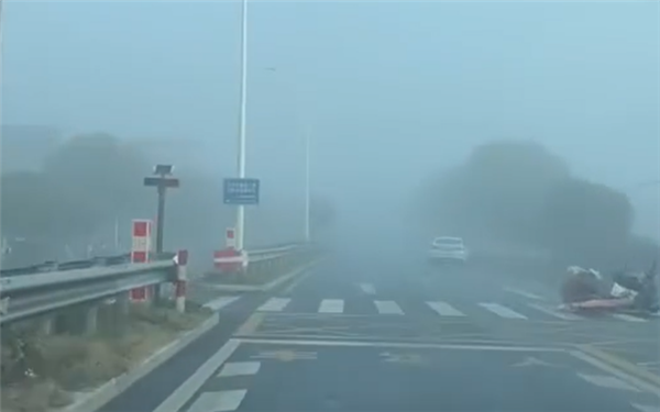 一语成谶 轿车大雾天不开灯乱蹿遭女子吐槽：不多时果然出事故