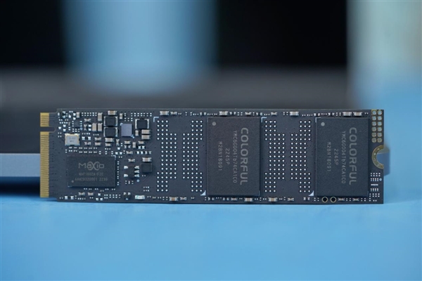 国产主控闪存、满血PCIe 4.0！七彩虹战戟CN700 1TB SSD图赏