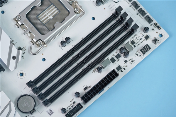纯白PCB夺目!影驰Z790金属大师D5 Wi-Fi白金版图赏
