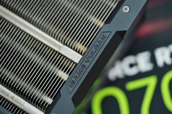 独特磁吸智屏!七彩虹iGame RTX 4070 Vulcan OC显卡图赏