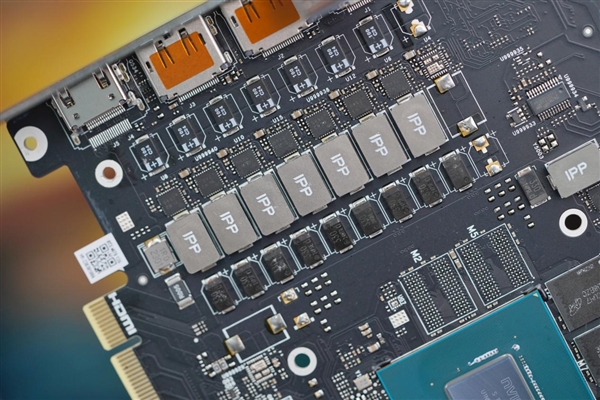 独特磁吸智屏!七彩虹iGame RTX 4070 Vulcan OC显卡图赏