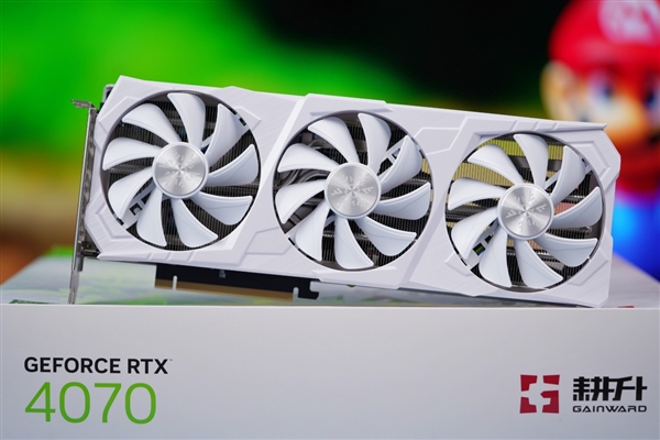 第三代“风雪”散热器 小巧高颜值!耕升RTX 4070踏雪显卡图赏