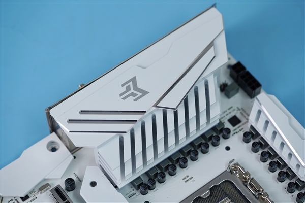 纯白PCB夺目!影驰Z790金属大师D5 Wi-Fi白金版图赏