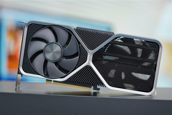 延续4090外观 小巧太多了!NVIDIA RTX 4070公版图赏