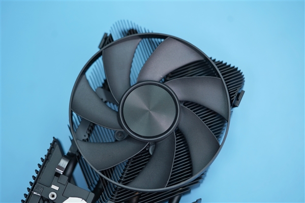 延续4090外观 小巧太多了!NVIDIA RTX 4070公版图赏