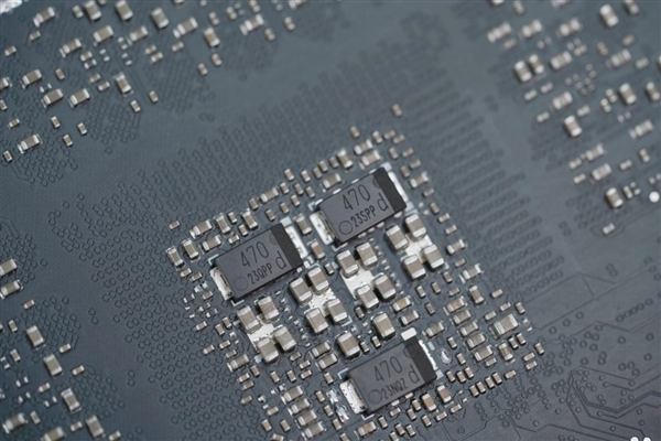 独特磁吸智屏!七彩虹iGame RTX 4070 Vulcan OC显卡图赏