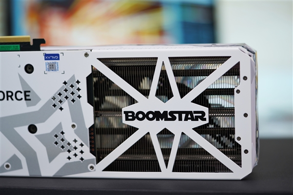 纯白机身美翻了!影驰RTX 4070星曜OC图赏