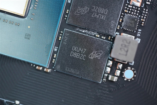 延续4090外观 小巧太多了!NVIDIA RTX 4070公版图赏