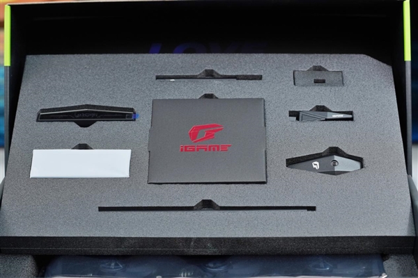 独特磁吸智屏!七彩虹iGame RTX 4070 Vulcan OC显卡图赏