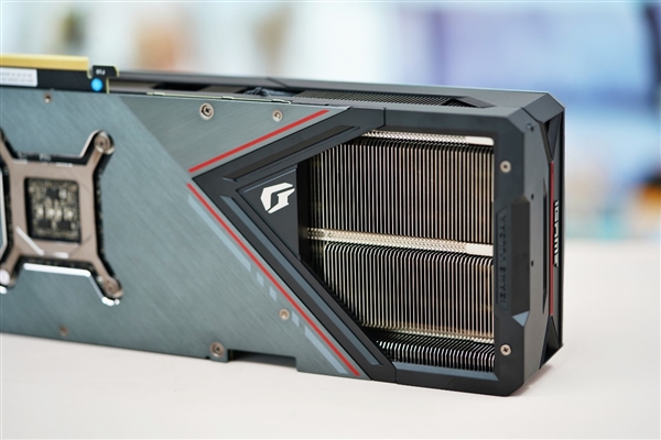 独特磁吸智屏!七彩虹iGame RTX 4070 Vulcan OC显卡图赏