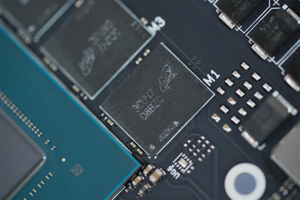 独特磁吸智屏!七彩虹iGame RTX 4070 Vulcan OC显卡图赏