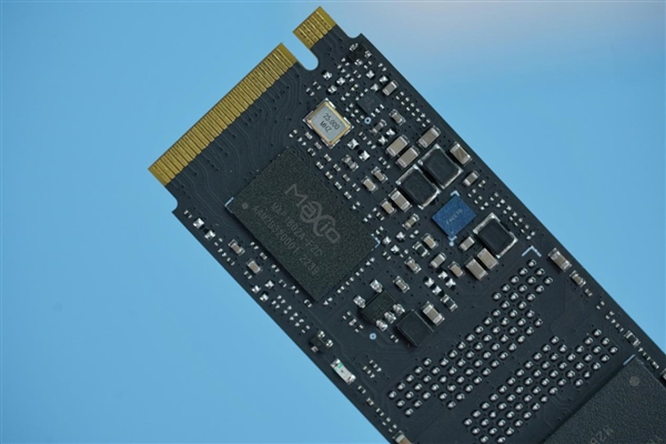 国产主控闪存、满血PCIe 4.0！七彩虹战戟CN700 1TB SSD图赏