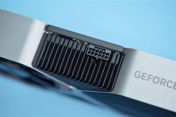 延续4090外观 小巧太多了!NVIDIA RTX 4070公版图赏