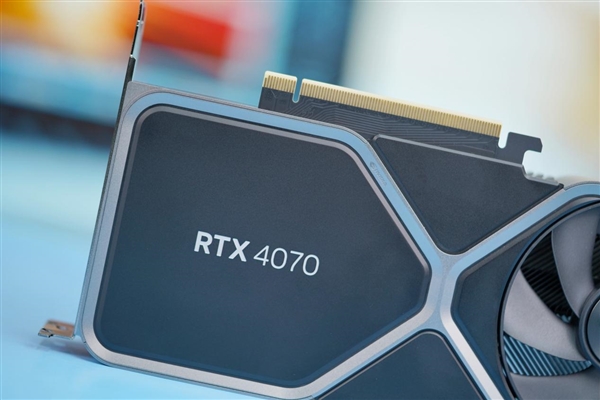 延续4090外观 小巧太多了!NVIDIA RTX 4070公版图赏