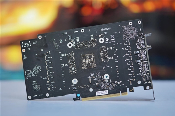 独特磁吸智屏!七彩虹iGame RTX 4070 Vulcan OC显卡图赏
