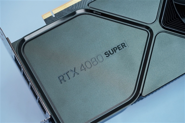 全黑化！NVIDIA RTX 4080 SUPER公版显卡图赏