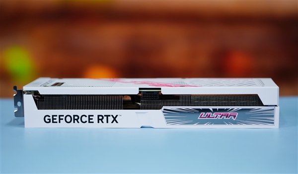 七彩虹iGame RTX 4070 SUPER Ultra W OC 12GB显卡图赏