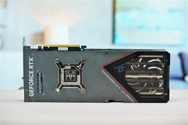 独特磁吸智屏!七彩虹iGame RTX 4070 Vulcan OC显卡图赏