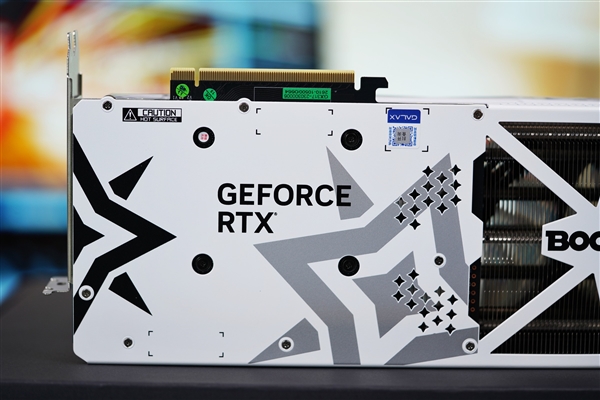 纯白机身美翻了!影驰RTX 4070星曜OC图赏