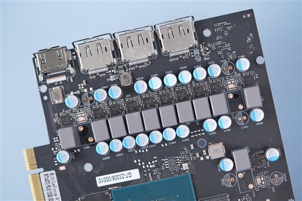 纯白机身美翻了!影驰RTX 4070星曜OC图赏