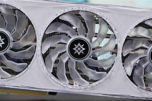 纯白机身美翻了!影驰RTX 4070星曜OC图赏