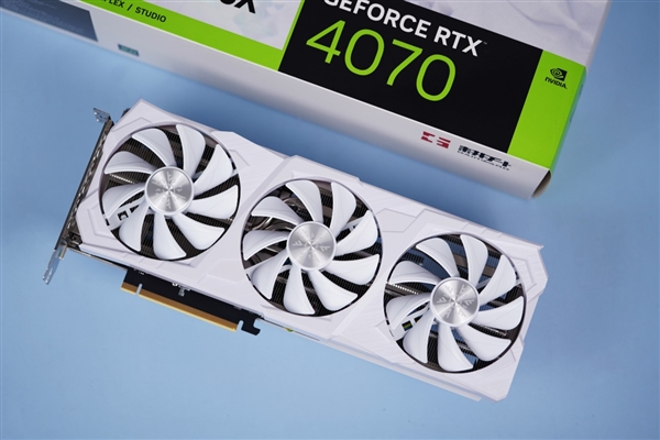 第三代“风雪”散热器 小巧高颜值!耕升RTX 4070踏雪显卡图赏