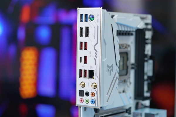 纯白PCB夺目!影驰Z790金属大师D5 Wi-Fi白金版图赏