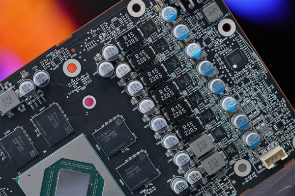 硬刚RTX 4060 Ti!AMD RX 7600图赏