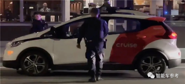 无人驾驶出租车和交警杠上!双方僵持不下:乘客急得直跳脚
