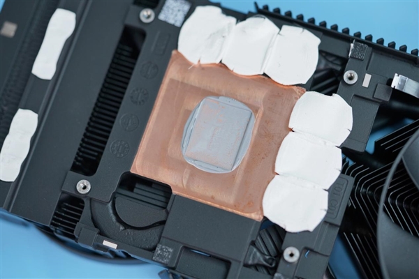 延续4090外观 小巧太多了!NVIDIA RTX 4070公版图赏