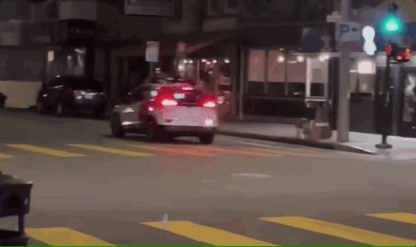 无人驾驶出租车和交警杠上!双方僵持不下:乘客急得直跳脚