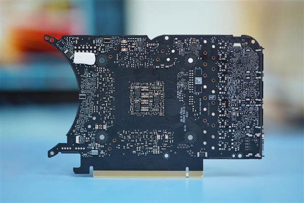 延续4090外观 小巧太多了!NVIDIA RTX 4070公版图赏